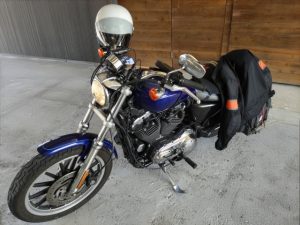 屋内車庫に駐輪するバイク